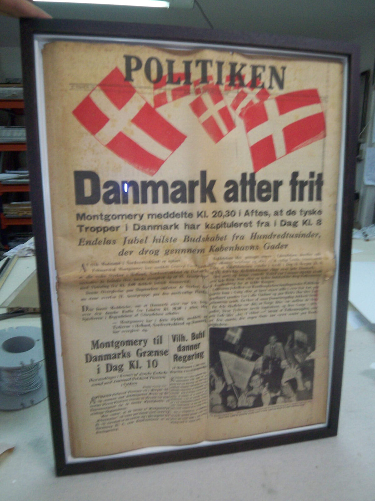 Historisk avisforside fra 1945 — indramning fra Rammeri Gentofte
