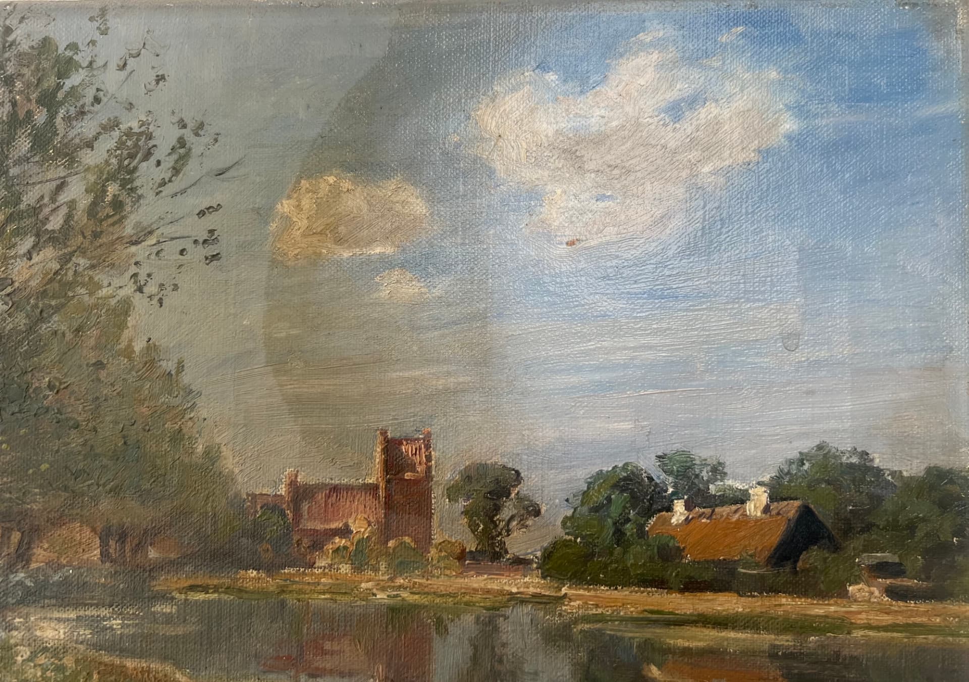 Restaureret landskabsmaleri med kirke, skyer og spejlende vand
